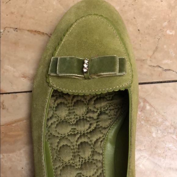 Vintage inspired green velvet coach flats with bow - Picture 3 of 3